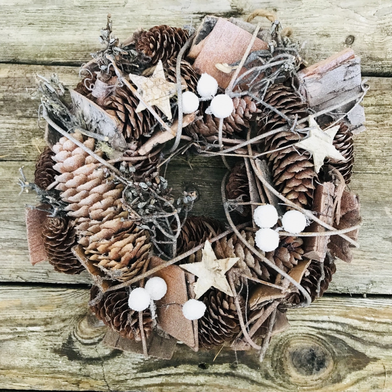 Dekoračný veniec so šiškami 25cm