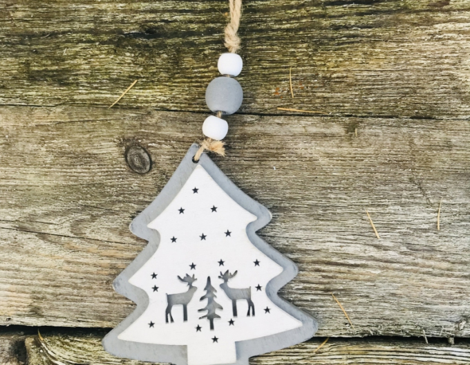 Stromček vianočný na zavesenie šedá s bielou